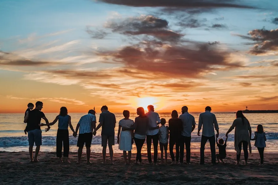 Una familia tomada de la mano frente al atardecer
