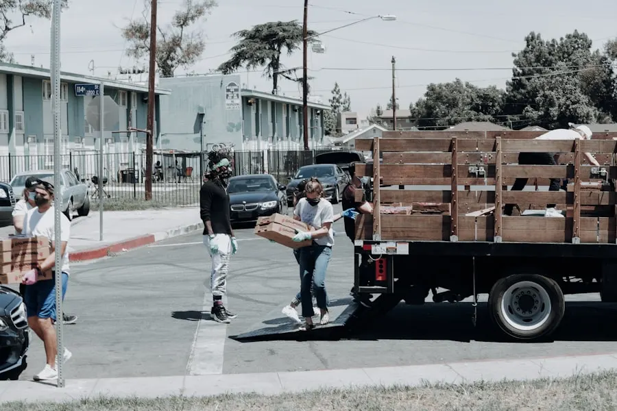 Voluntarios cargando cajas para servir a la comunidad