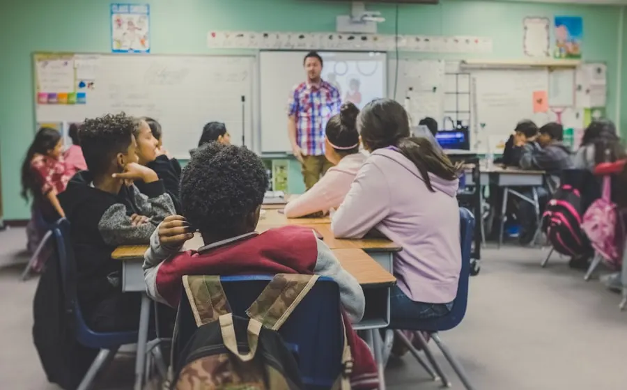 Jóvenes sentados en un salón durante una clase