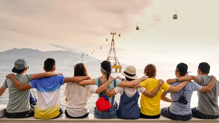 Niños y jóvenes abrazados mirando el atardecer