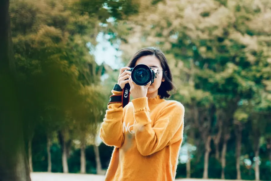Una mujer tomando fotografías al aire libre