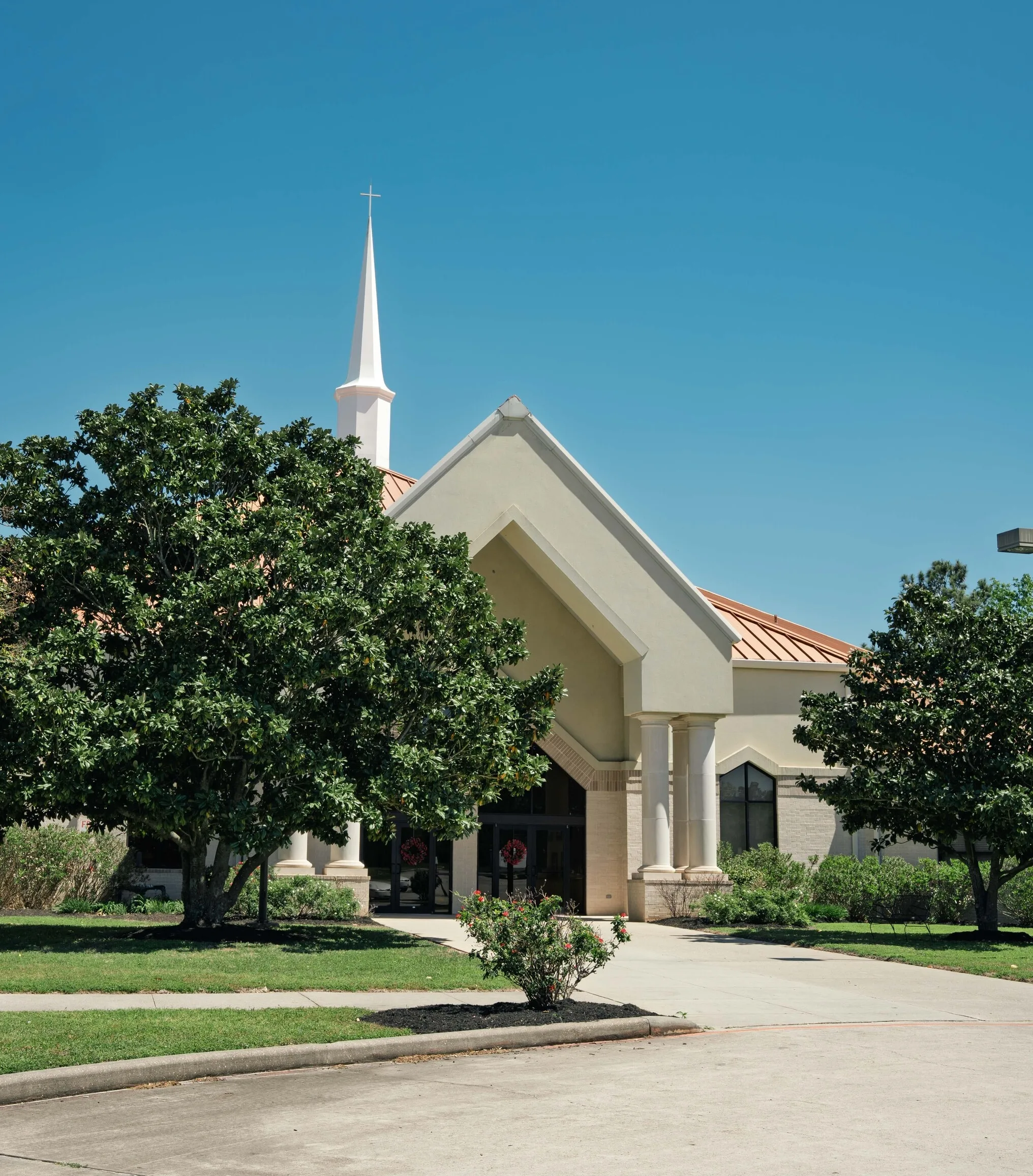 La entrada de Champion Family Church, con sus columnas y el campanario, una mañana despejada